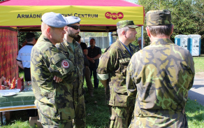 Logistickou podporu poskytuje vojákům pěší roty AZ velitel 142. praporu oprav Klatovy podplukovník Pavel Vyorálek.