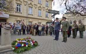 Položení kytice u památníku československým vojákům bojujícím na západní frontě.
