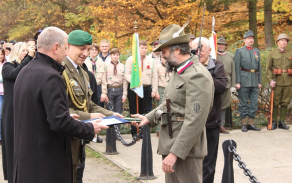 Ocenění  "Záslužný kříž III. stupně" za spolupráci a pomoc při zabezpečení péče o válečné vetrány převzal od předsedy SVV Plzeň majora v záloze Miroslava Charváta četař v aktivní záloze Dušan Mařík. 