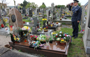 Ředitel KVV Plzeň plukovník Milan Sklenář u pietního místa Nikolaje Martynova ve Štěnovicích.