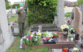 Předseda ČSOL v Plzni podplukovník Jindřich Plescher u pietního místa Nikolaje Martynova ve Štěnovicích.