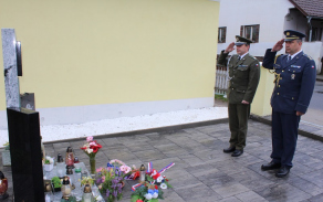 Plukovník Milan Sklenář a praporčík Jaroslav Tlsták u pietního místa štábního praporčíka i.m. Patrika Štěpánka v Mokrouších. 