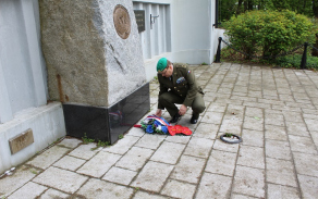 Položení kytice u pomníku válečným veteránům v Plzni.