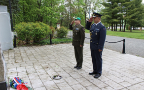 Zdravice u pomníku všem válečným veteránům v Plzni na Homolce.