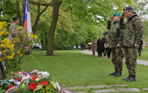 Zdravice u pomníku padlých plzeňských letců ve službách RAF, zprava pplk. Miloš Heřman a prap. Jaroslav Tlsták.