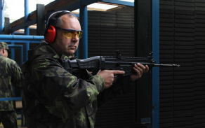 Ředitel KVV Plzeň plukovník Milan Sklenář při střelbě z útočné pušky CZ 806 Bren. 