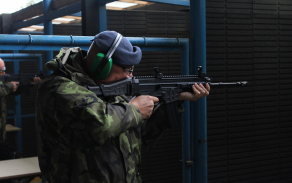 Generálmajor Jaromír Alan vyzkoušel podmínky střelby na stanovišti útočné pušky CZ 806 Bren.  