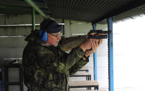 Generálmajor Jaromír Alan při střelbě z pistole CZ 75 Phantom.