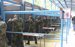 Příslušníci AZ při ostré střelbě na stanovišti útočné pušky CZ 806 Bren.