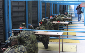 Příslušníci AZ při ostré střelbě na stanovišti útočné pušky CZ 806 Bren.