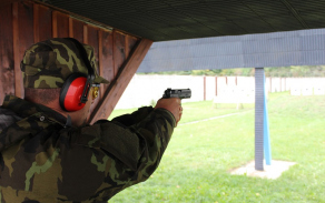 Soutěžící při střelbě z pistole CZ 75 Phantom.