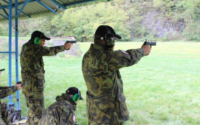 Střelba na pevný cíl z pistole CZ 75 Phantom.