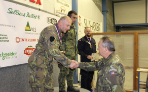 Plukovník Marián Margai, ředitel KVV hlavní město Praha, při gratulaci oceněným.