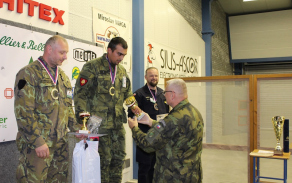 Předání první ceny svobodníkovi Jakubu Řeháčkovi, předává generálmajor Jaromír Alan.