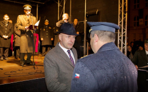 Ocenění "Medaili Krajského vojenského velitelství" převzal od ředitele KVV plk. Milana Sklenáře hejtman Plzeňského kraje Josef Bernard.