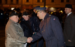 Ředitel KVV Plzeň při předání ocenění Václavu Tomanovi.