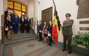 Čestnou stráž u pamětní desky na radnici v Plzni držel příslušník KVV Plzeň prap. Marek Boháč.