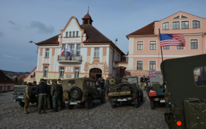 Dobová vozidla členů historických klubů na náměstí v Nepomuku.
