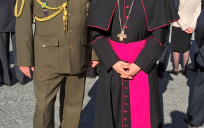 Ředitel KVV Plzeň plukovník Roman Kučera spolu s Mons. Tomášem Holubem plzeňským biskupem.