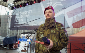 Čestný odznak AČR "Za zásluhy III. stupně" udělený NGŠ AČR převzal rotmistr v záloze Tomáš Labecký.