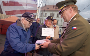 Mezi US veterány byli i vojáci pěší divize Yankee Franklin Simon a Hall Duncan. Ocenění veteránům předal pplk. Slavomír Tomčák. 