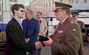 Medaili za plk. ve výslužbě Vlastislav Štrobla převzal jeho vnuk Jakub.