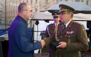 Předání ocenění primátorovi města Plzně Martinu Zrzaveckému.