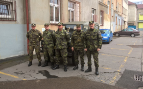 Zabezpečující skupina, která vyrazila do výcvikového prostoru již 16.3. k přípravě a převzetí materiálu pro cvičící jednotku AZ. Na obrázku zprava kpt. Jiří Štětina, kpt. Jiří Novák, rtm. v zál. Pavel Šešulka, rtm. v zál. Antonín Hošek a prap. Marek Boháč.