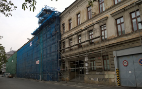 Oprava fasády pokračuje u hlavního vchodu do budovy (stav ke dni 13.4.2017).